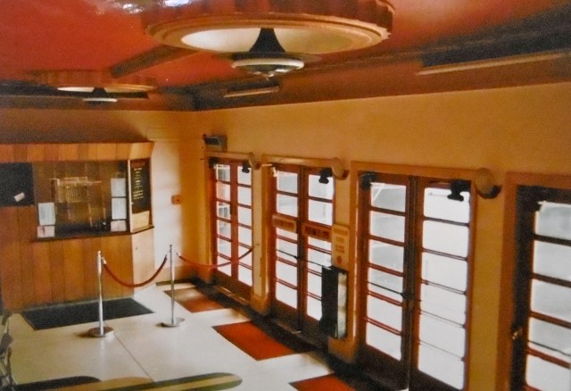 The Avion's foyer in 1986. Note the original light fittings, matching those in the souvenir programme of 1938.